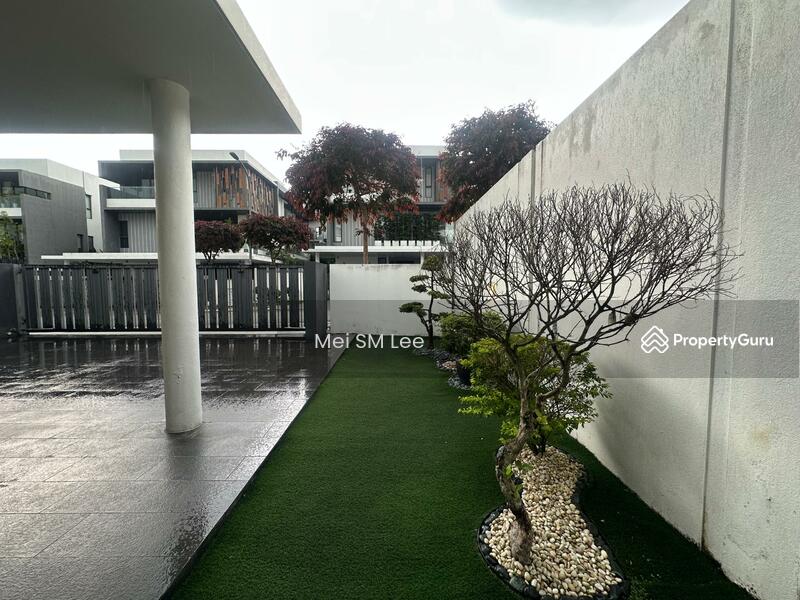 Twin Palms, Sungai Long 