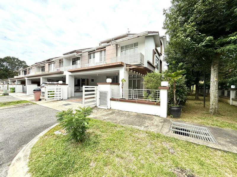 Corner LotRenovated Unit2.5 Storey Link House Desiran Bayu Precint 16 Putrajaya