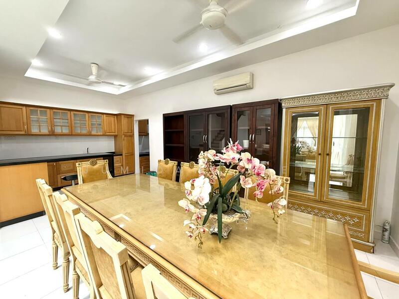 Corner LotRenovated Unit2.5 Storey Link House Desiran Bayu Precint 16 Putrajaya