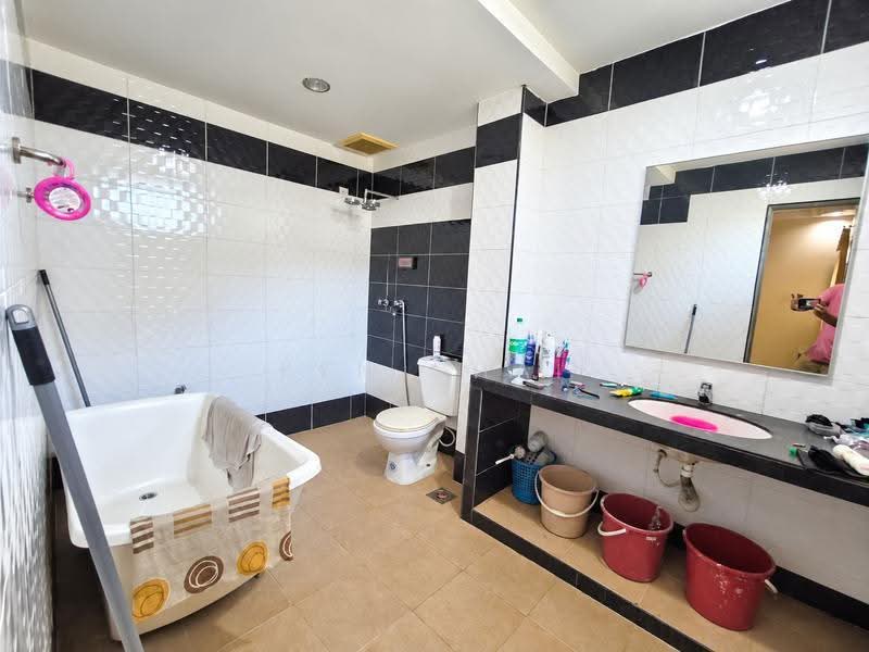 2-storey Terraced House for Sale in Taman Puteri Wangsa (Ulu Tiram) - Ken Chai - Bathroom - PropertyGuru.com.my