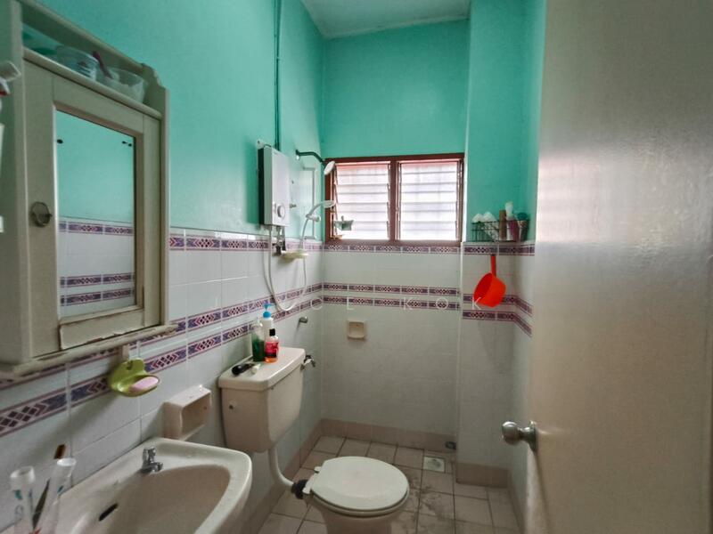 Upstairs common bath