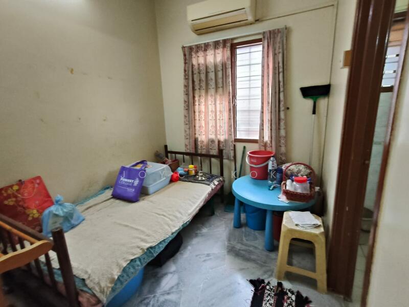 Downstair room - ensuite bath