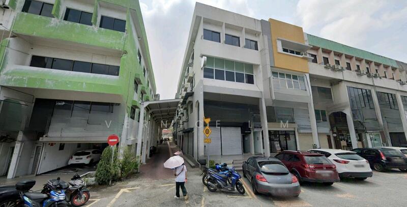 For Rent - PETALING JAYA END LOT ADJOINING 4 STOREY SHOP