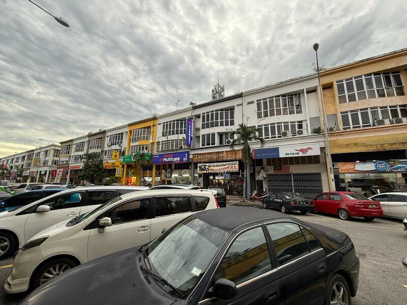 For Sale - Medan Idaman Business Centre . 3.5 sty shoplot . 24x70