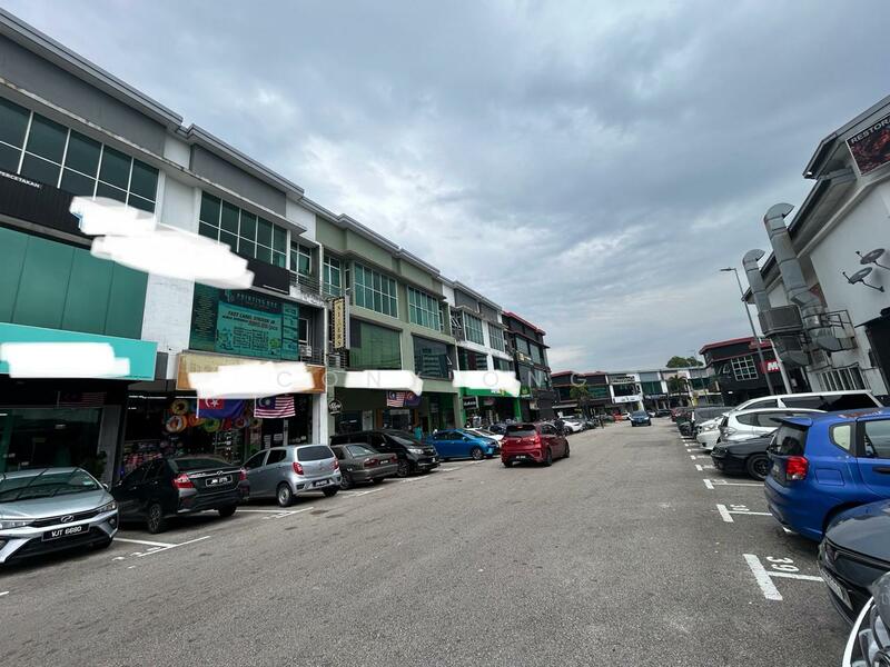 For Sale - Jalan Dataran Larkin,Taman dataran Larkin,22x70,3 storey shoplot