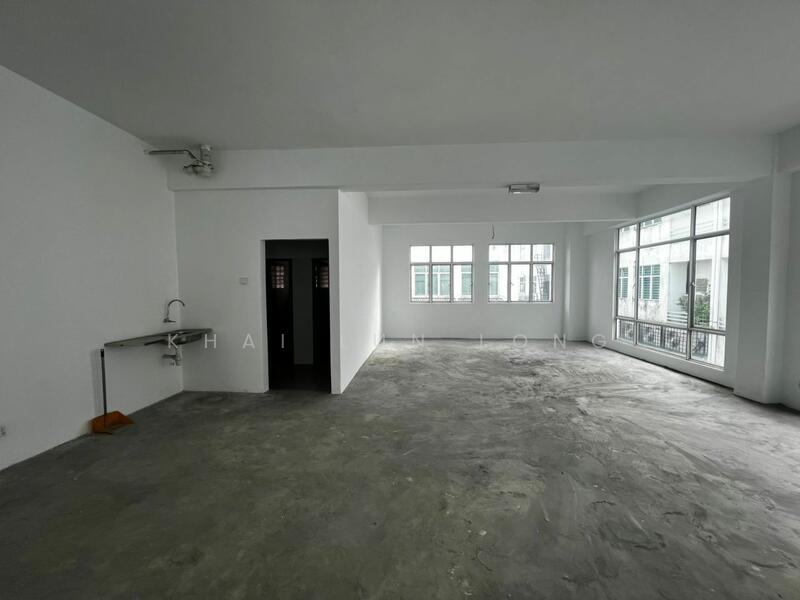For Rent - End Lot 1st floor office Jalan Equine park , Seri Kembangan