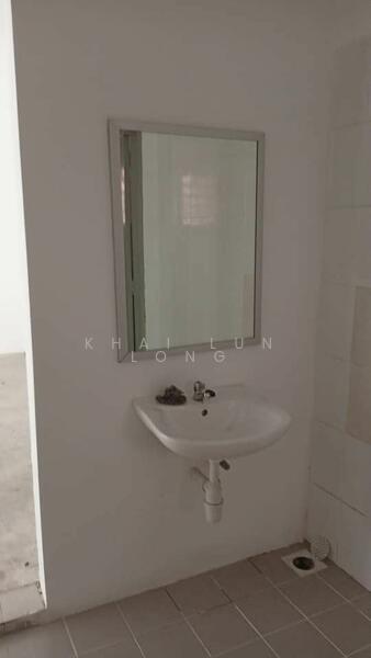 For Rent - End Lot 1st floor office Jalan Equine park , Seri Kembangan