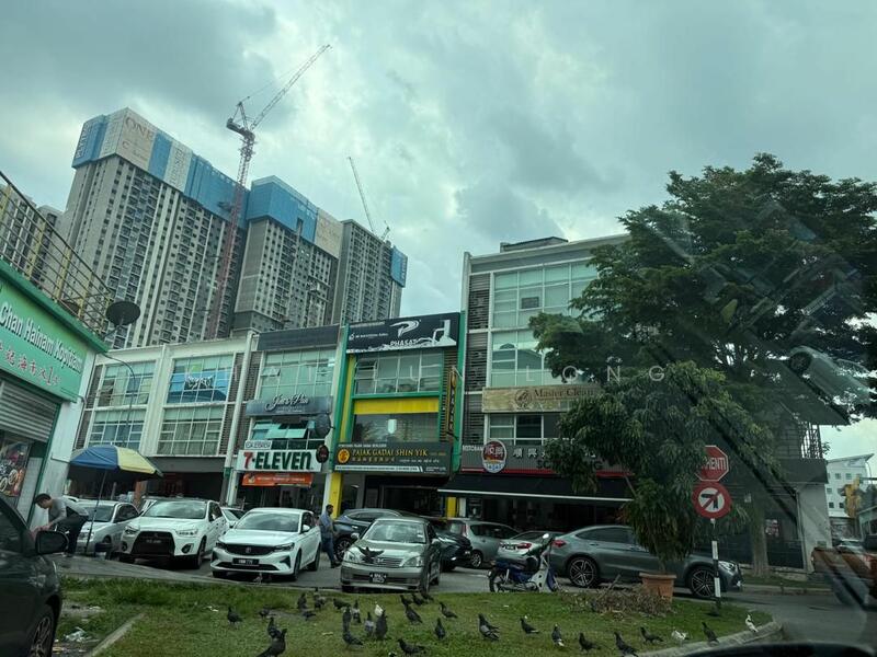 For Rent - End Lot 1st floor office Jalan Equine park , Seri Kembangan