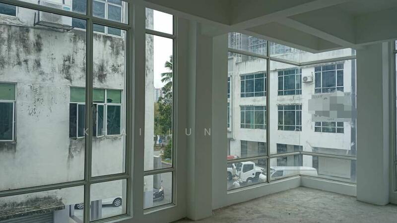 For Rent - End Lot 1st floor office Jalan Equine park , Seri Kembangan