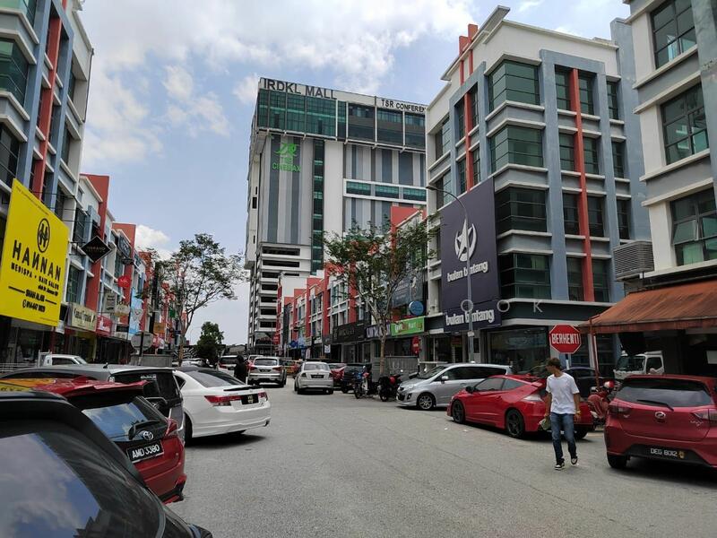 For Sale - Shah Alam Seksyen 16 freehold corner 5 storey shop near bank irdkl mall