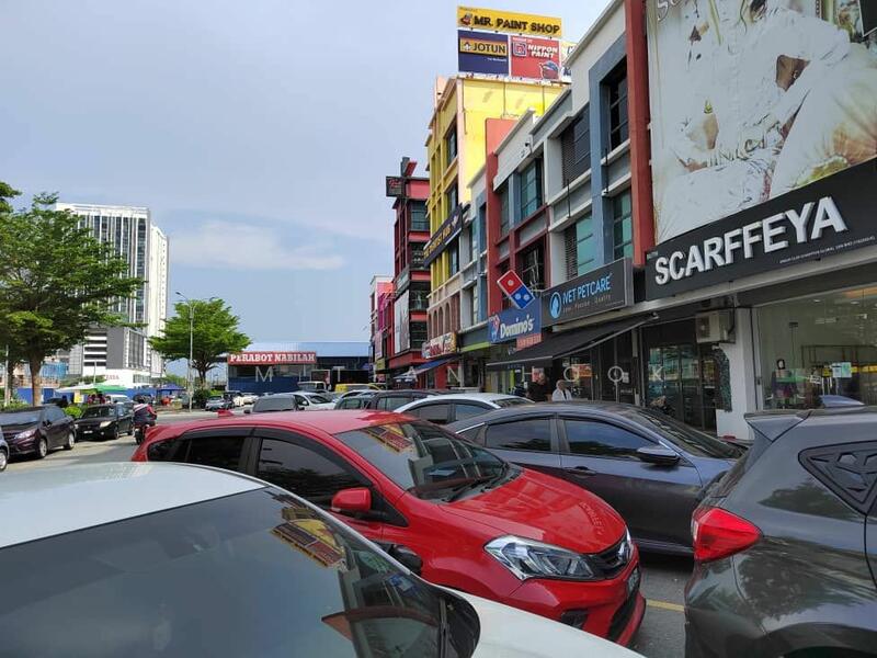 For Sale - Shah Alam Seksyen 16 freehold corner 5 storey shop near bank irdkl mall