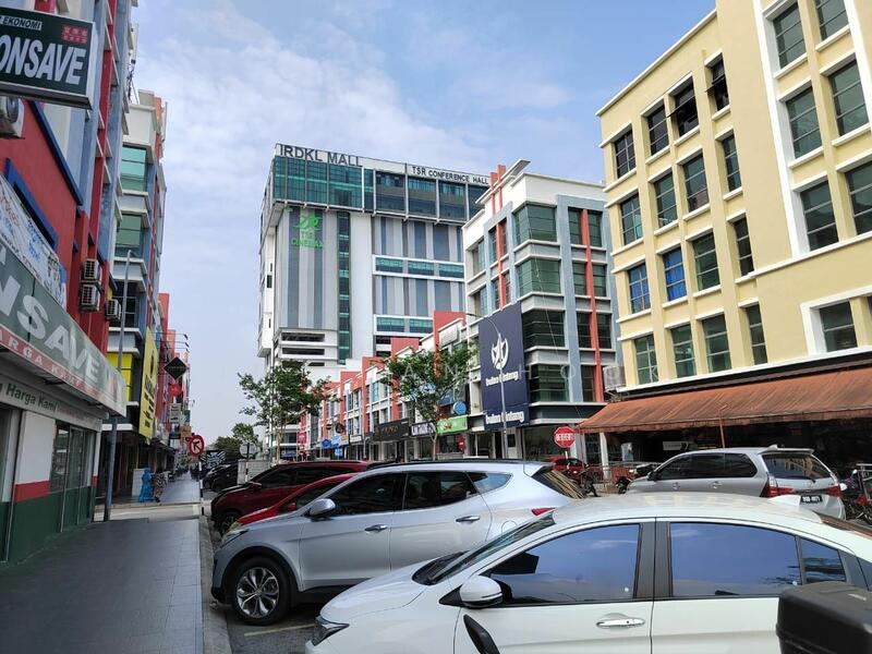 For Sale - Shah Alam Seksyen 16 freehold corner 5 storey shop near bank irdkl mall
