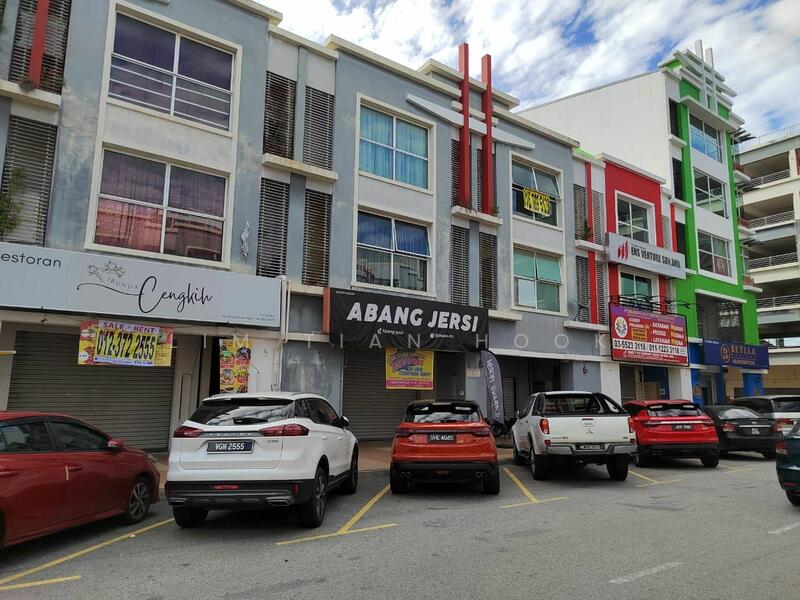 For Sale - Shah Alam Seksyen 16 freehold corner 5 storey shop near bank irdkl mall
