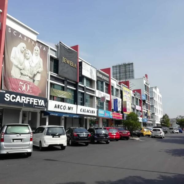 For Sale - Shah Alam Seksyen 16 freehold corner 5 storey shop near bank irdkl mall