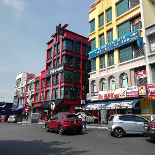 For Sale - Shah Alam Seksyen 16 freehold corner 5 storey shop near bank irdkl mall