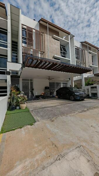 Untuk Dijual - 2 and a half Storey Hyperlink Terrace Duta Villa