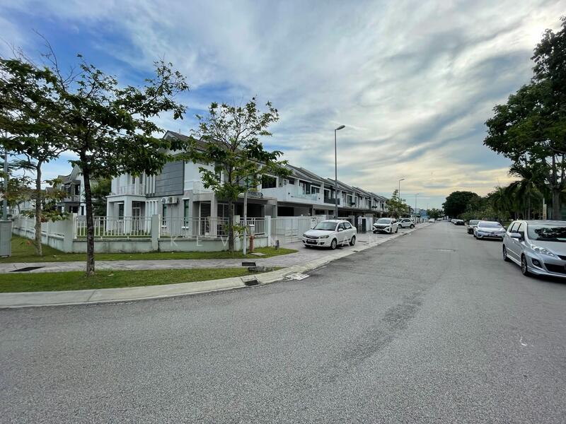 For Sale - 2.5-storey Terraced House at Lakeside Residences