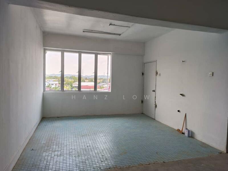 For Rent - (Ez Parking + Partly Furnished) 2nd Floor Walk Up Office Shoplot @ Jalan Besar, Seri Kembangan