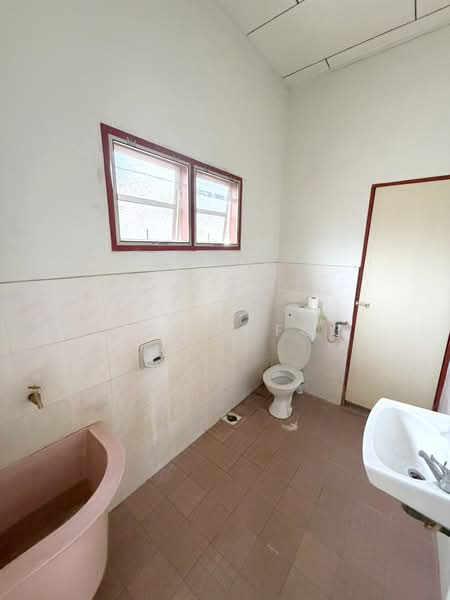 Semi-Detached House for Sale in Taman Sri Manggis (Teluk Intan) - Kelvin Foo - Bathroom - PropertyGuru.com.my