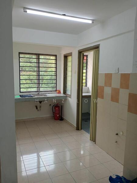 Untuk Disewa - (Upper Floor + Partly Furnished) Townhouse Taman Sri Serdang @ Seri Kembangan