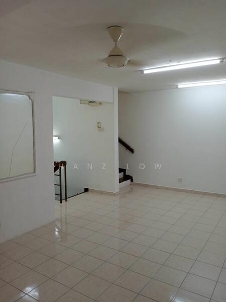 Untuk Disewa - (Upper Floor + Partly Furnished) Townhouse Taman Sri Serdang @ Seri Kembangan