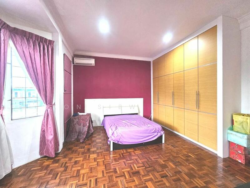 For Sale - Corner Double Terrace House with Attached Warehouse For Sale! Located at Jalan Batu Kitang