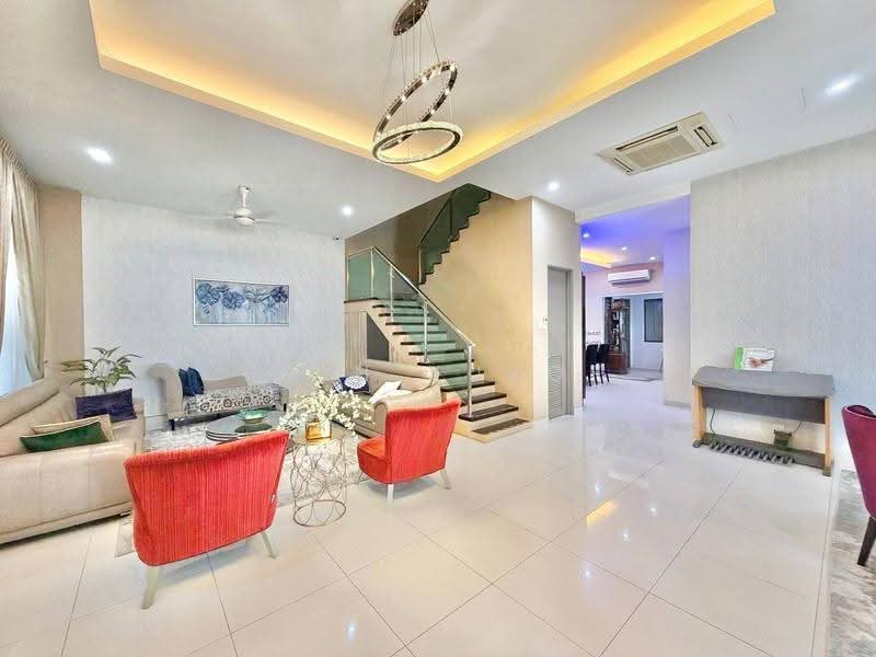 Rumah Berkembar untuk Dijual di D'Kayangan (Shah Alam) - Erin Yusof - Living Room - PropertyGuru.com.my