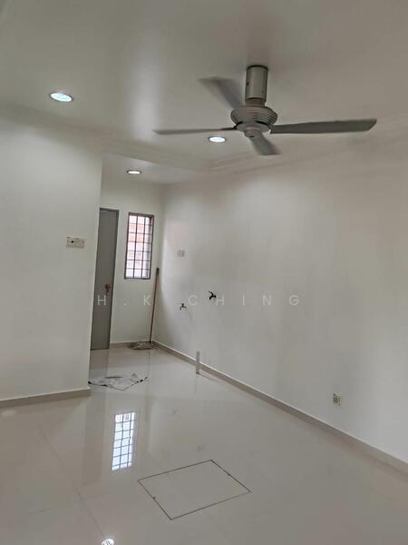 Untuk Disewa - Nice Reno 5rooms 2storey Endlot 22x80 Ss18 Subang Jaya