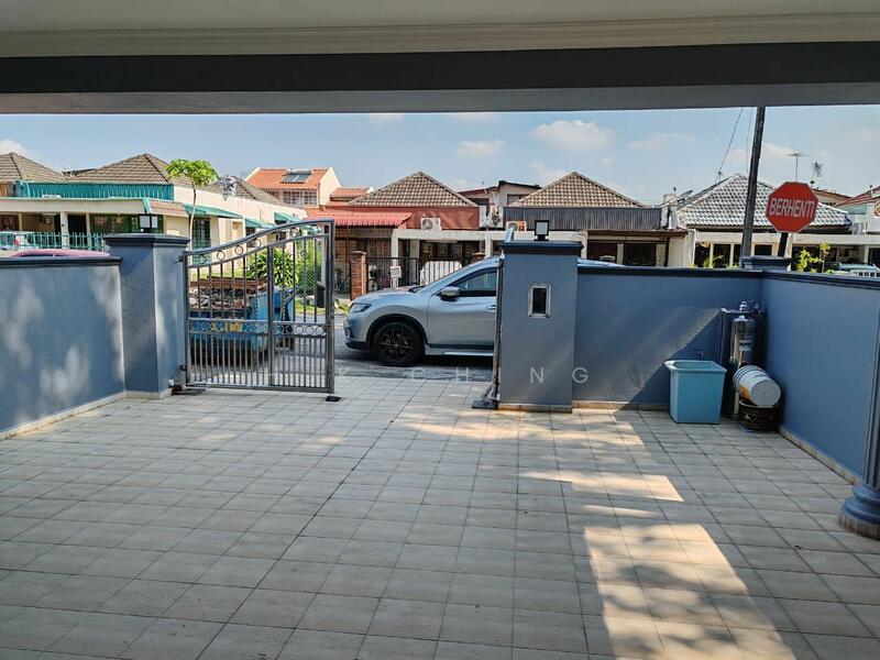 Untuk Disewa - Nice Reno 5rooms 2storey Endlot 22x80 Ss18 Subang Jaya