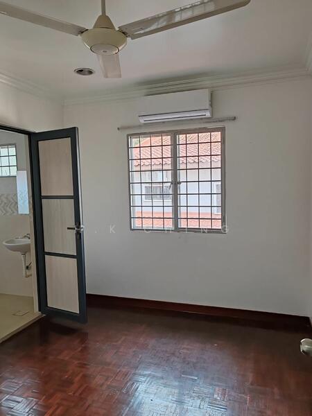 Untuk Disewa - Nice Reno 5rooms 2storey Endlot 22x80 Ss18 Subang Jaya