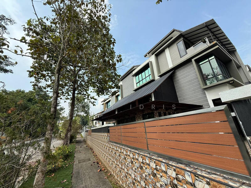 Untuk Dijual - Corner Lot 3 Storey Superlink 16 Sierra Sierra 2 Type Lyden
