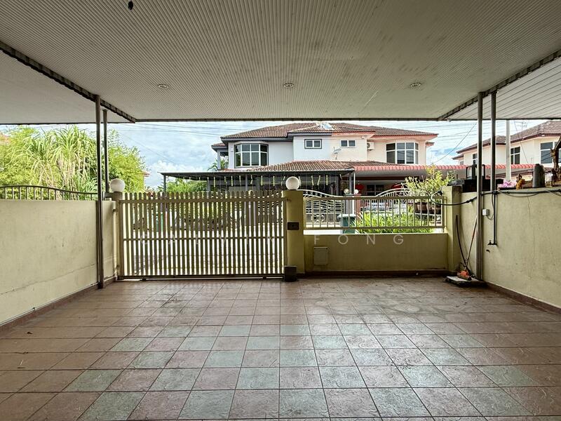 Car porch features with auto gate