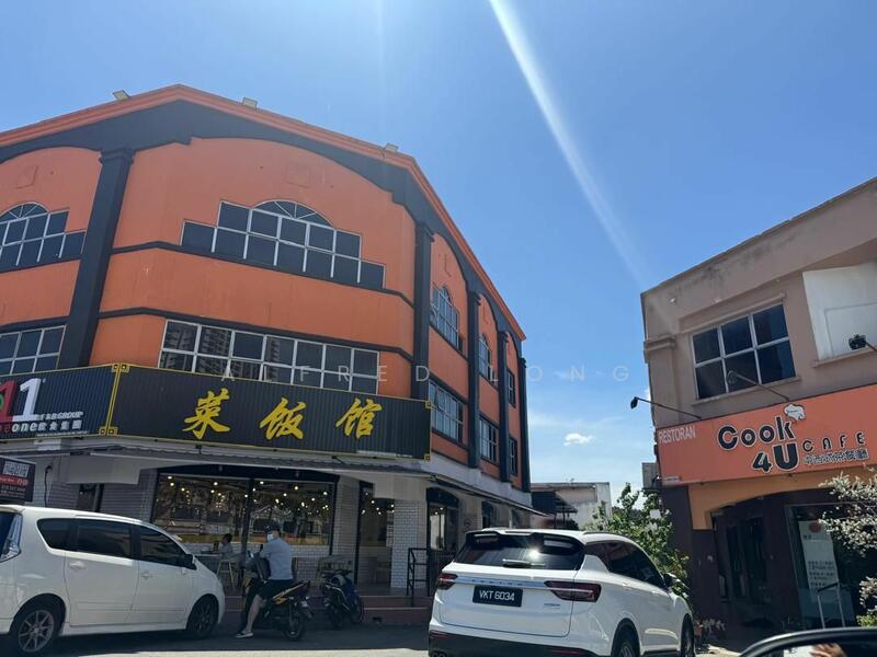 For Rent - Whole block 3sty Corner unit , Jalan Psk , Bukit serdang Seri kembangan