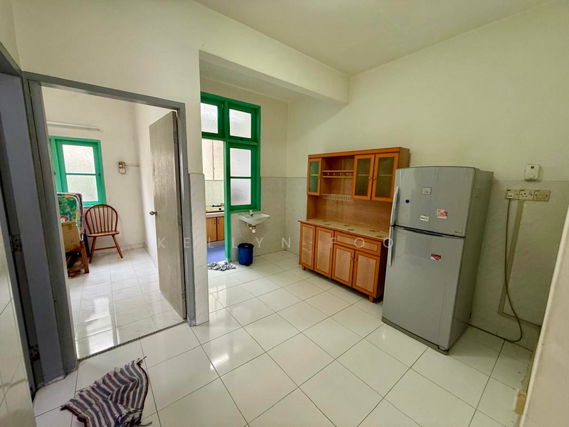 For Rent - Golden Showers (Kondo Ruby)