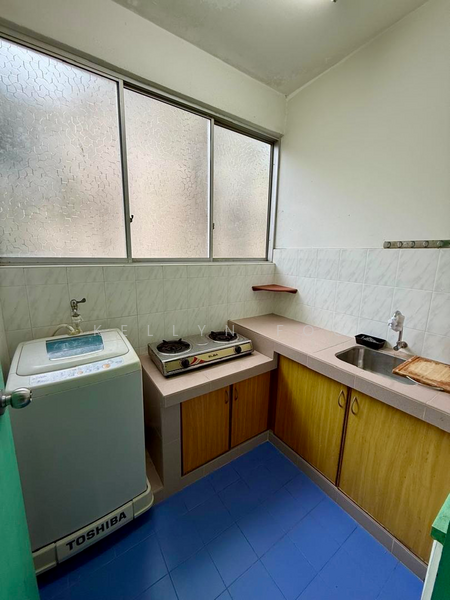 For Rent - Golden Showers (Kondo Ruby)