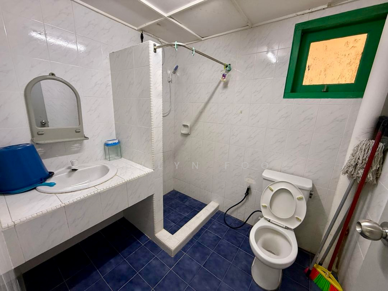 For Rent - Golden Showers (Kondo Ruby)