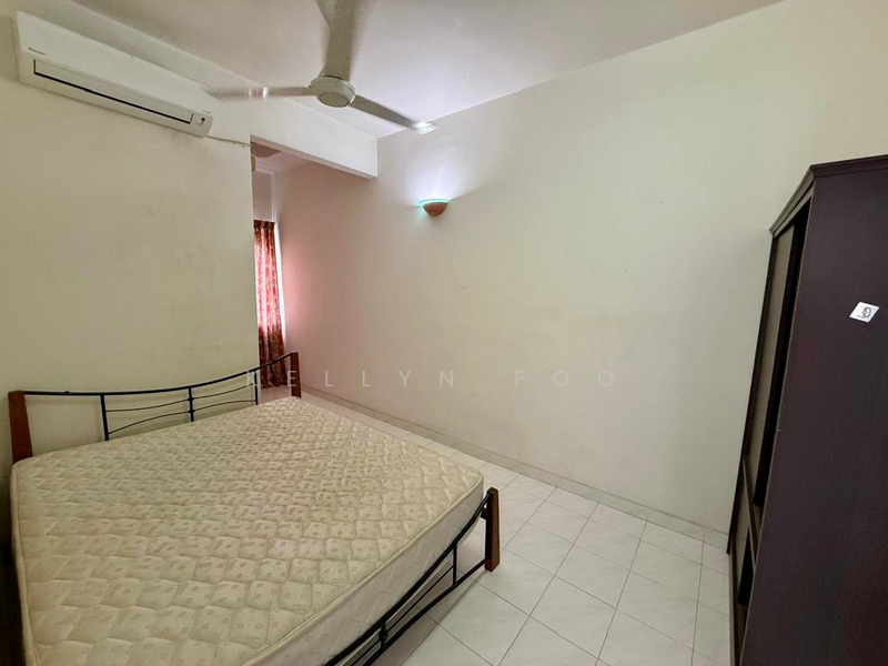 For Rent - Golden Showers (Kondo Ruby)