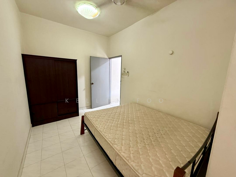 For Rent - Golden Showers (Kondo Ruby)