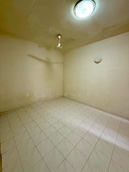 For Rent - Golden Showers (Kondo Ruby)