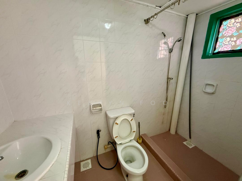 For Rent - Golden Showers (Kondo Ruby)