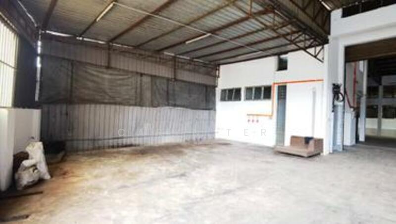 Untuk Disewa - Taman Daya ( Fully Cover ) 1.5 Storey Semi-D Factory