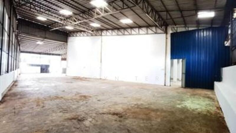 Untuk Disewa - Taman Daya ( Fully Cover ) 1.5 Storey Semi-D Factory