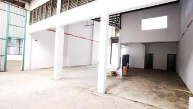 Untuk Disewa - Taman Daya ( Fully Cover ) 1.5 Storey Semi-D Factory