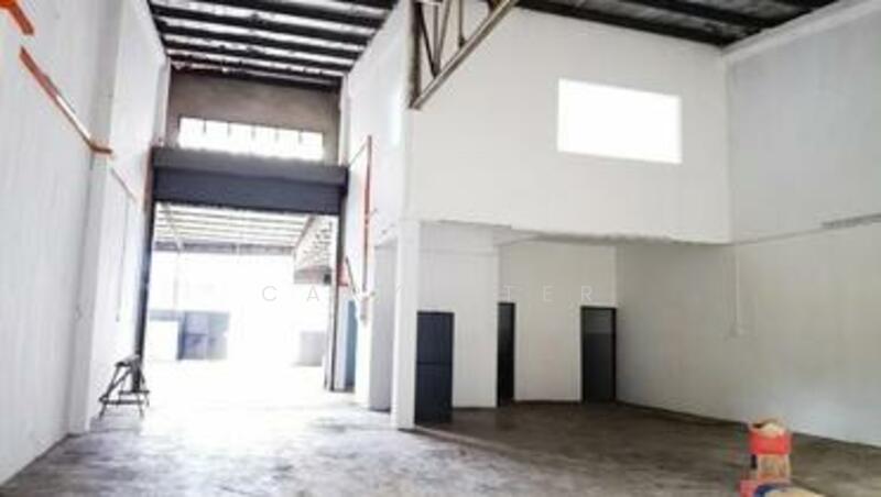 Untuk Disewa - Taman Daya ( Fully Cover ) 1.5 Storey Semi-D Factory