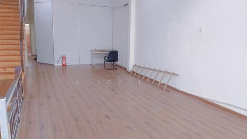 For Rent - Prime location Facing Main Road 3 Storey Shop Lot 4500sq At Georgetown