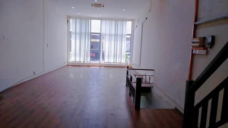 For Rent - Prime location Facing Main Road 3 Storey Shop Lot 4500sq At Georgetown