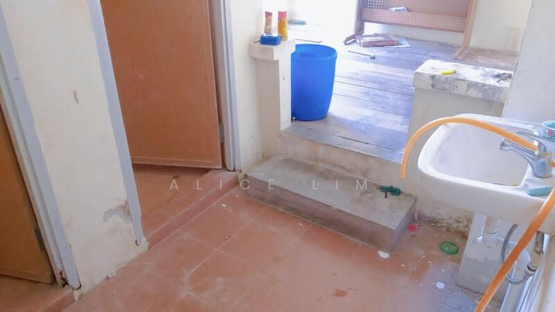 For Rent - Prime location Facing Main Road 3 Storey Shop Lot 4500sq At Georgetown