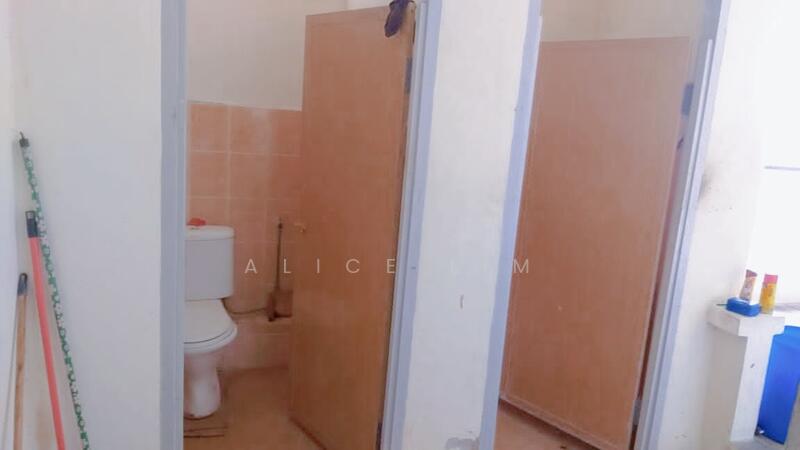 For Rent - Prime location Facing Main Road 3 Storey Shop Lot 4500sq At Georgetown