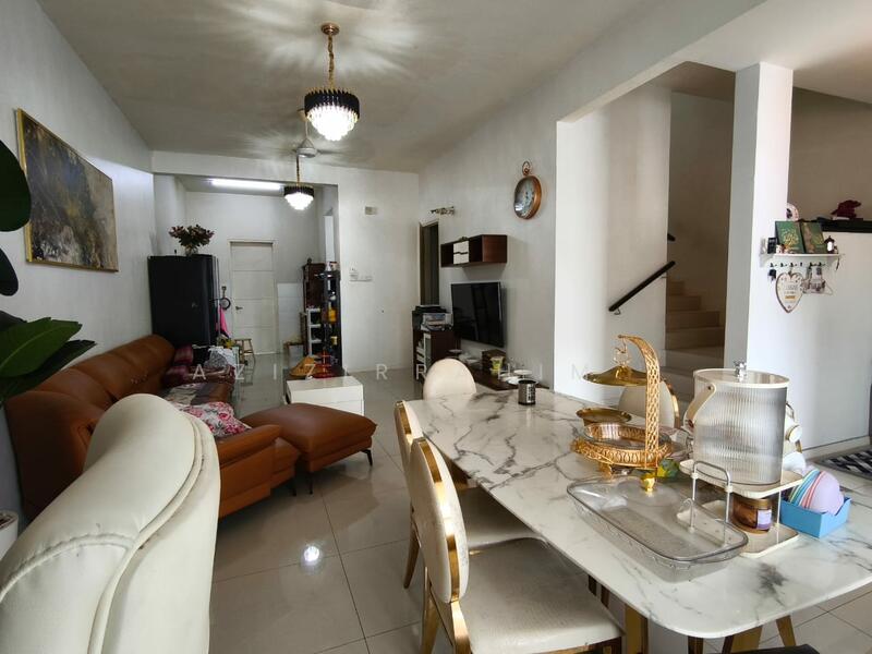 For Sale - 2 Storey Terrace Lake Park Tropicana Heights