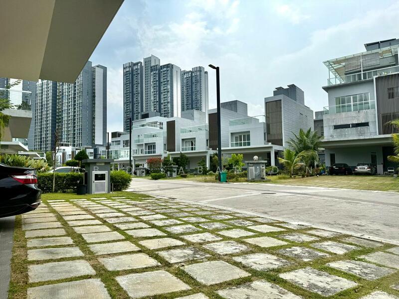 For Sale - Luxurious 4 Storey Corner Lot Bungalow @ LakeFront Villa, Cyberjaya